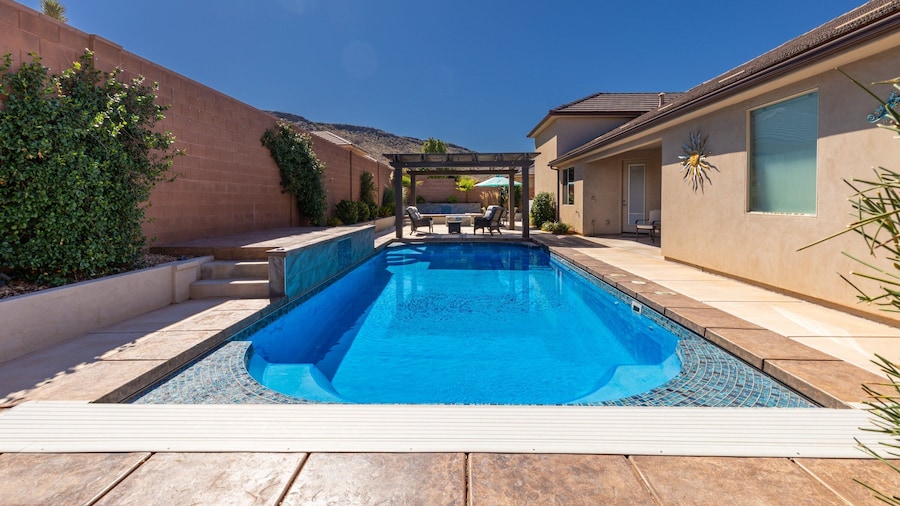 Hurricane Falls Pool, Hot Tub Plus Dog Friendly! 4 Bedroom Home