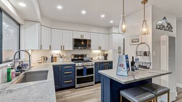 House, 3 Bedrooms | Private kitchen | Fridge, oven, coffee/tea maker, toaster