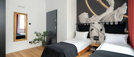 Skrivebord, reiseseng for barn, wi-fi og sengetøy