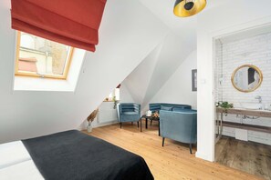 Bureau, lit parapluie, Wi-Fi, draps fournis