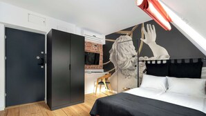 A bedroom with a bed, a wardrobe, a brick wall, and a mural. - Stylish Apartment for Two | 100 meters from the Market Square | AC (Poznań)