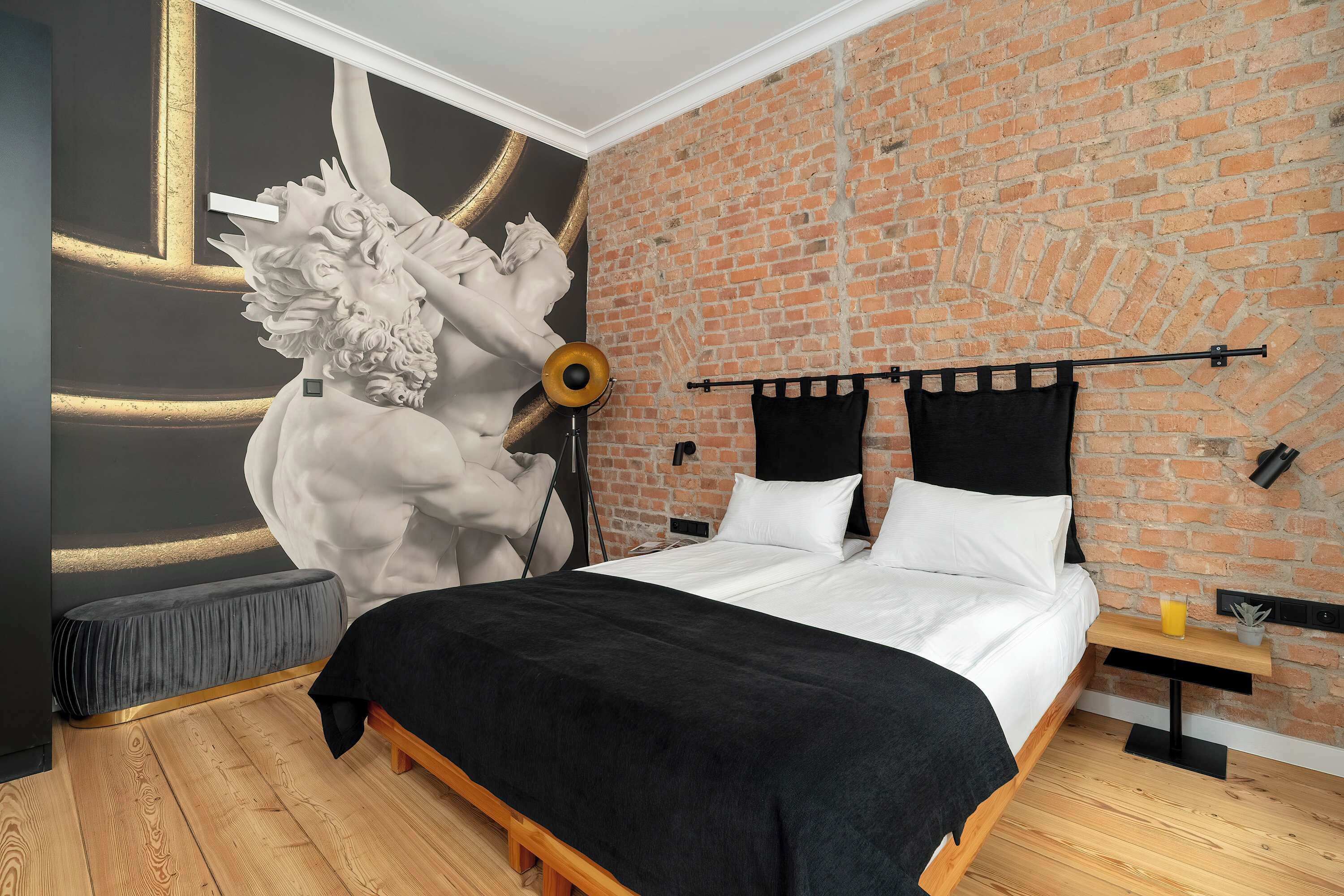 Escritorio, cuna de viaje, wifi y ropa de cama 