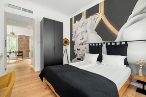 Escritorio, cuna de viaje, wifi y ropa de cama