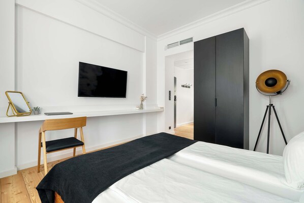 Desk, travel crib, WiFi, bed sheets