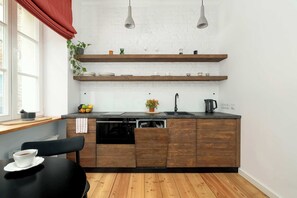 Kühlschrank, Mikrowelle, Herdplatte, Geschirrspüler
