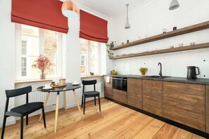 Fridge, microwave, stovetop, dishwasher