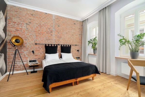 Desk, travel crib, WiFi, bed sheets