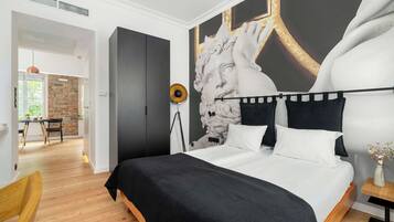 Työpöytä, vauvan matkasänky, Wi-Fi, vuodevaatteet