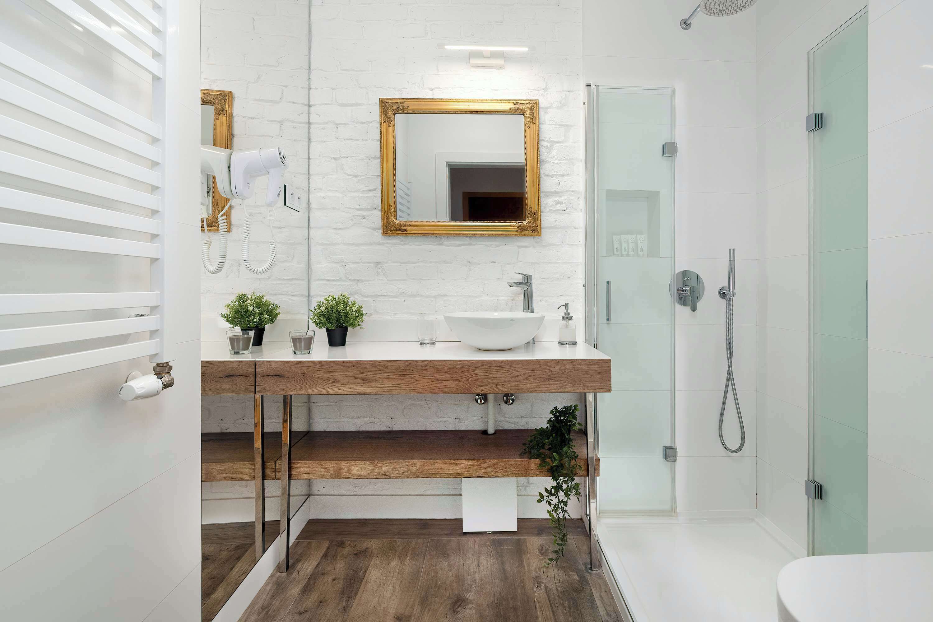 Douche, sèche-cheveux, serviettes fournies, shampoing