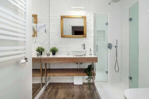 Shower, hair dryer, towels, shampoo