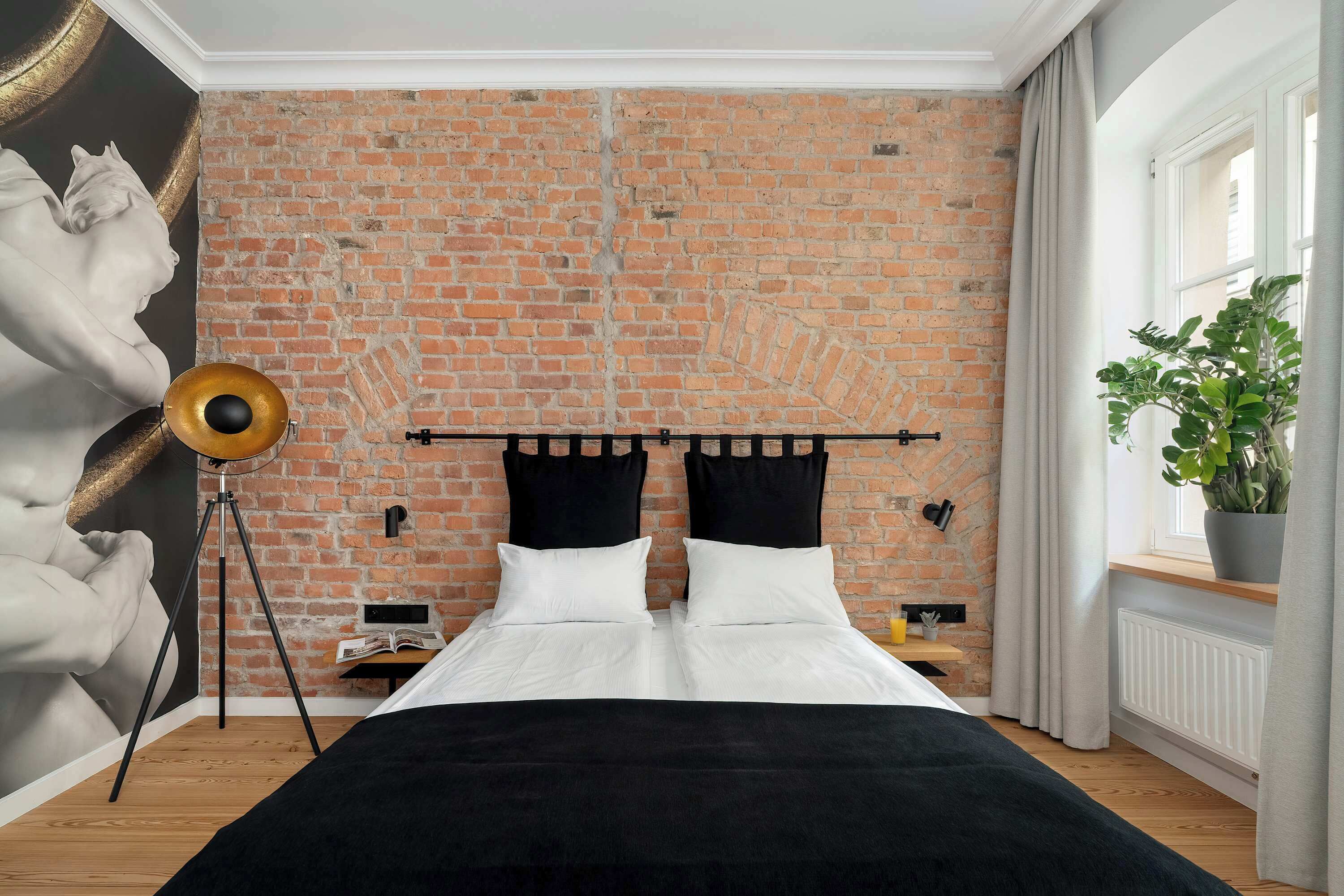 Escritorio, cuna de viaje, wifi y ropa de cama 