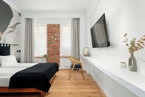 Desk, travel crib, WiFi, bed sheets
