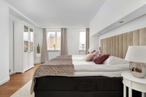 3 habitaciones, escritorio y tabla de planchar con plancha 