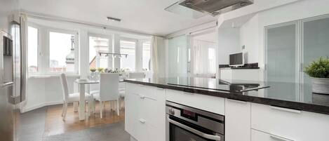 Frigorifero, microonde, forno, piano cottura