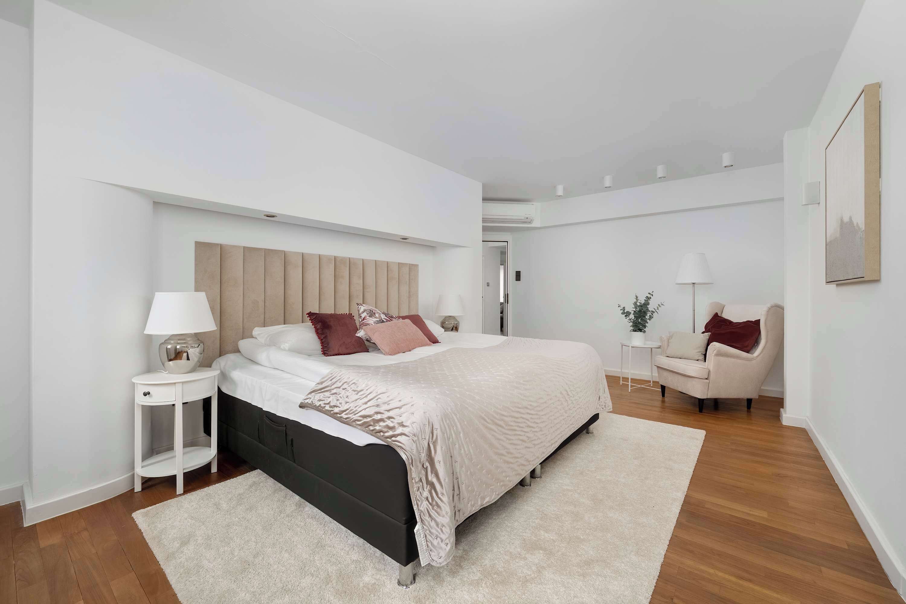 3 bedrooms, desk, iron/ironing board, travel cot