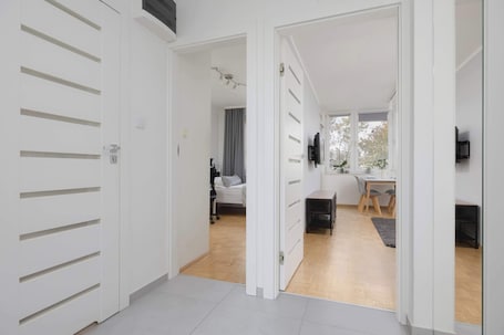 3 bedrooms, desk, iron/ironing board, travel cot. Spacious Apartment | Workspace, Bath and Balcony
