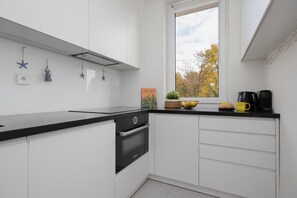 Fridge, microwave, oven, stovetop - Afrykańska 12 Warszawa | Spacious Apartment with Desk and Bathtub (Warszawa)