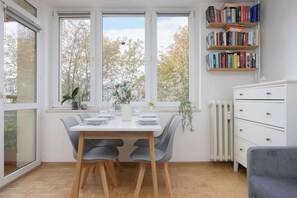 Dining - Afrykańska 12 Warszawa | Spacious Apartment with Desk and Bathtub (Warszawa)