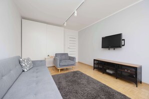 TV, offices - Afrykańska 12 Warszawa | Spacious Apartment with Desk and Bathtub (Warszawa)