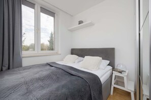3 bedrooms, desk, iron/ironing board, travel cot - Afrykańska 12 Warszawa | Spacious Apartment with Desk and Bathtub (Warszawa)