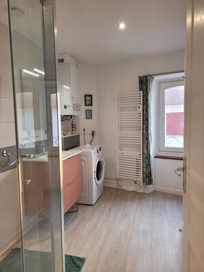 Dusche, Haartrockner, Seife, Shampoo