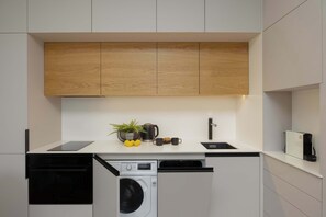 Kühlschrank, Mikrowelle, Ofen, Herdplatte