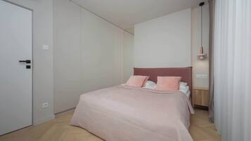 Schreibtisch, Bügeleisen/Bügelbrett, Reisekinderbett, WLAN