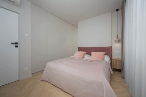 Schreibtisch, Bügeleisen/Bügelbrett, Reisekinderbett, WLAN