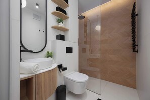 Shower, hair dryer, towels, shampoo - Sunny Apartment | Balcony, Parking, Workspace (Warszawa)