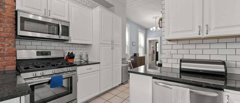 Køleskab, mikrobølgeovn, ovn, kogeplade