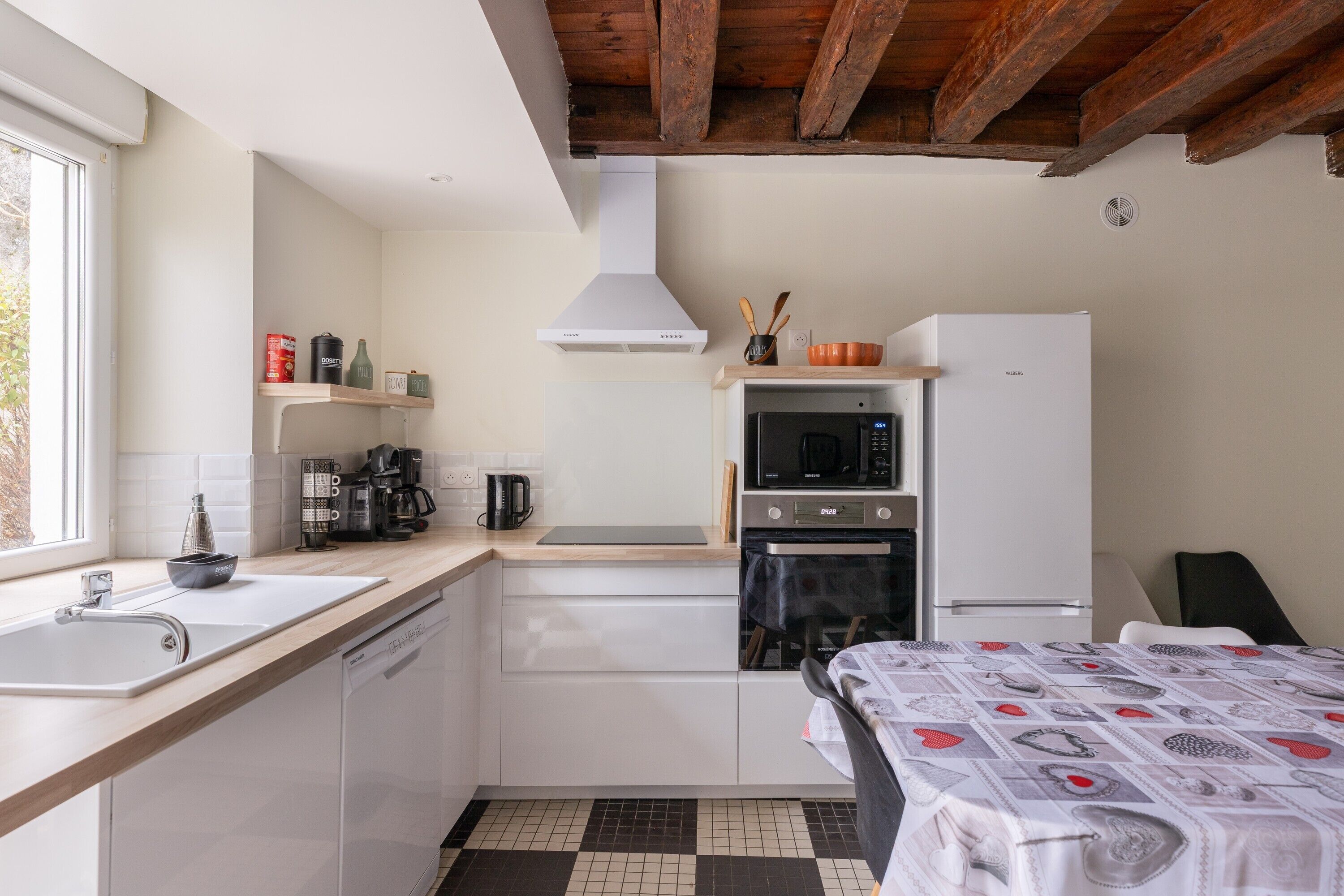 Réfrigérateur, micro-ondes, four, plaque de cuisson