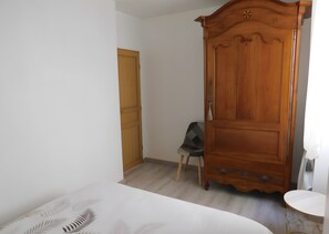 Iron/ironing board, WiFi, bed sheets