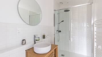 Shower, towels