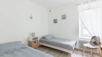 2 habitaciones, tabla de planchar con plancha, wifi y ropa de cama