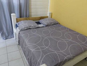 1 habitación, tabla de planchar con plancha, wifi gratis y ropa de cama 
