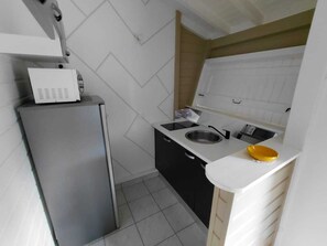 Refrigerador, microondas, parrilla de estufa y cafetera y tetera 