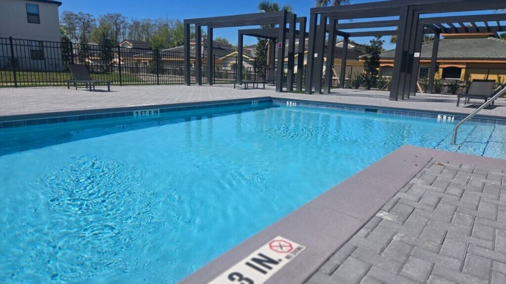 Una piscina con indicatore di profondità di 3 piedi.