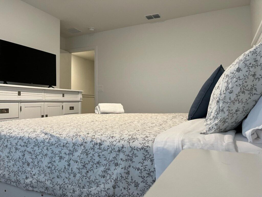 3 bedrooms, iron/ironing board, WiFi, bed sheets