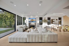 Smart TV, chimenea y oficina 