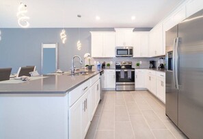 Refrigerador, microondas, horno, placa de cocina