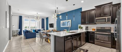 Køleskab, mikrobølgeovn, ovn, kogeplade