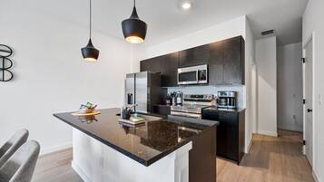 Refrigerador, microondas, horno y parrilla de estufa