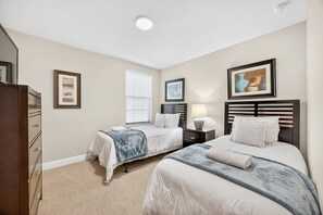 3 عدّة غرف نوم ومكواة/لوح كي وواي فاي وملاءات أسرّة