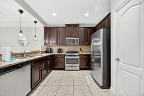 ثلاجة، ميكروويف، فرن، موقد طهي مسطح