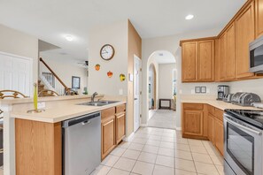 Kjøleskap, mikrobølgeovn, ovn og kokeplater