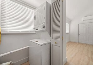 Interior - Renovated 2-Bedroom in Sylvan Beach / Furnished + Laundry / Monthly (Blossvale)