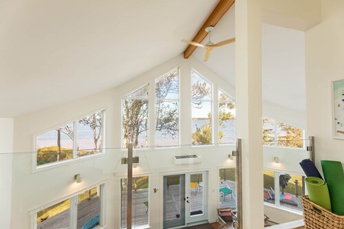 Owl's Landing: Bright 3-Bed Coastal Home with Loft, Screen Room & Ocean Views