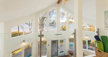 Owl's Landing: Bright 3-Bed Coastal Home with Loft, Screen Room & Ocean Views