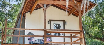 Peaceful Lakefront Getaway with Hot Tub & Kayaks