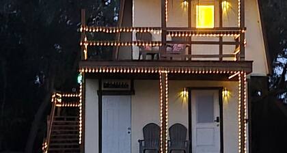 Peaceful Lakefront Getaway with Hot Tub & Kayaks